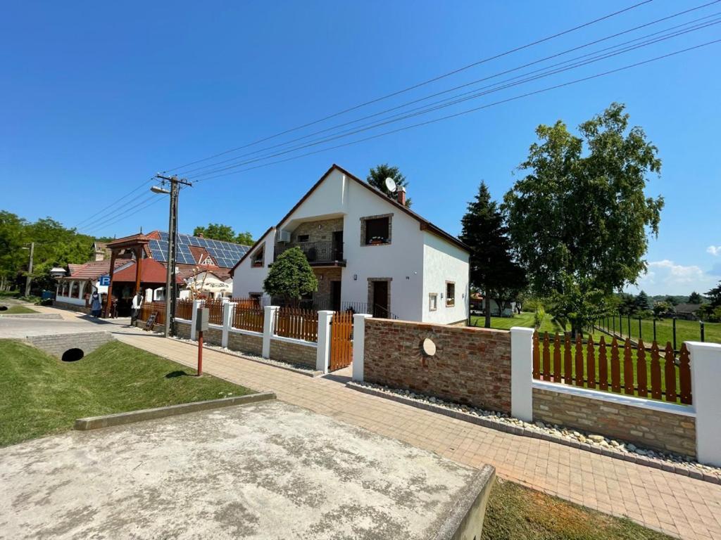 Kukorica Csarda Apartman Balatonujlak Экстерьер фото